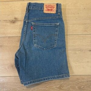 Women’s Levi’s 550 Relaxed Jean Shorts Size 10
